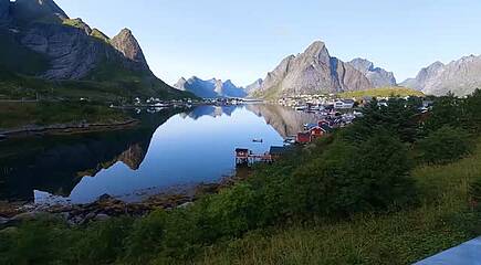 Hurtigruten – Von Hamburg zum Nordkap: eine deutschsprachige, All-inclusive Seereise in der Nordlicht-Saison